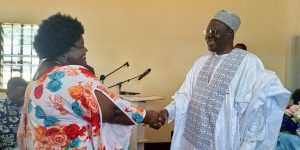 Le Ministre Mounouna Foutsou saluant la première présidente du CONEP